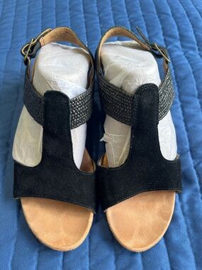 Vionic Black Suede T-Strap Sandals with Tan Footbed